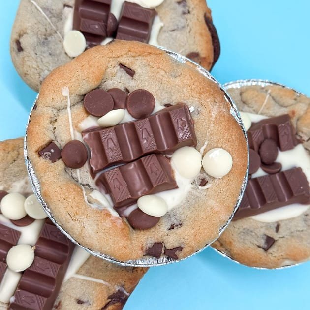 Individual Cookie Pie – Kinder Bar Topped Gallery Image