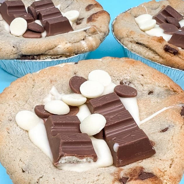 Individual Cookie Pie – Kinder Bar Topped Gallery Image